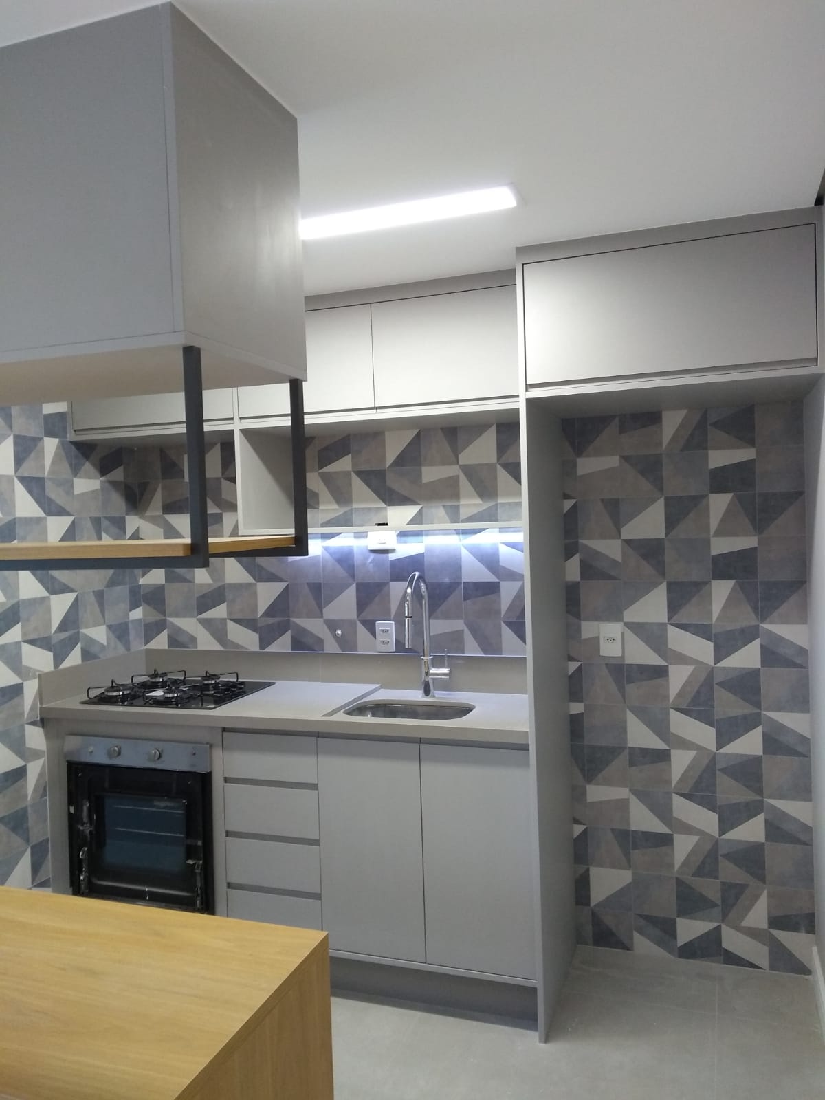 Móvel planejado sob medida armario em MDF cinza beton